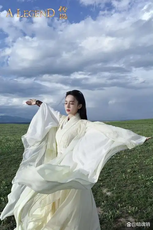 古力娜扎电影《传说》剧照,白色古装造型搭配挽发造型,仙气飘飘,真的