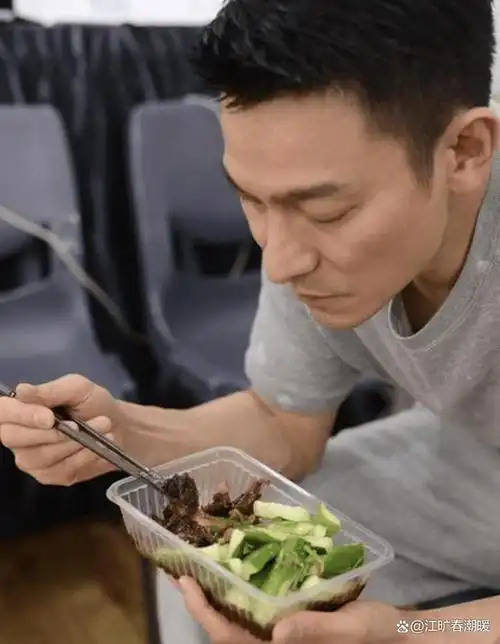 刘德华近照满头白发断崖式衰老,全国开巡演卖命赚钱