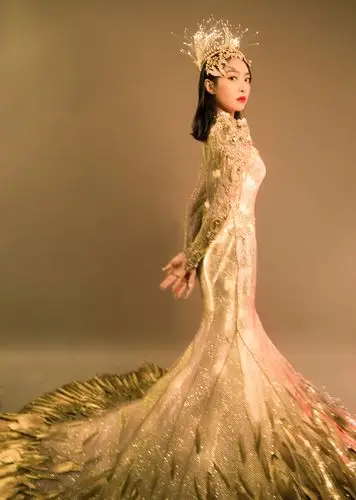 金鹰女神宋茜压轴亮相13届金鹰节开幕式 身披金光羽衣从天而降