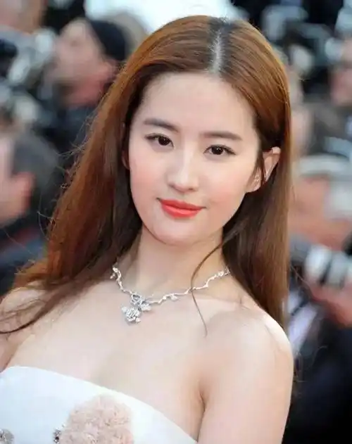 刘亦菲的外表更是美丽,花裙子和钻石项链很受欢迎,闭着眼睛的脸完美