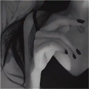 你的性感我是招架不住性感半身黑白女生头像