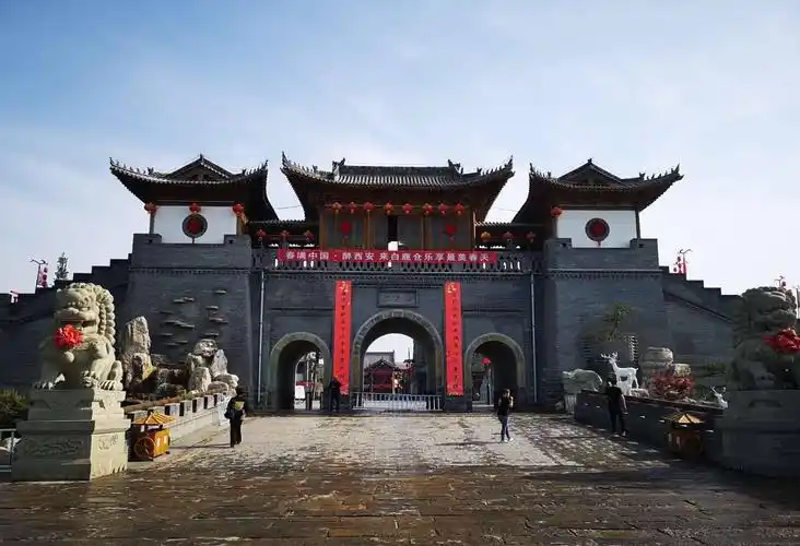 白鹿仓景区由"一仓三营"组成,分别是:"白鹿之仓","航空飞行营地","