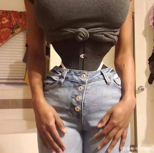 英国女子钟爱"蚂蚁腰",身段似漏斗,三位男伴:欣赏不来