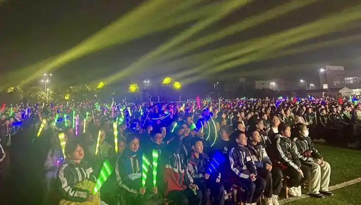 活动现场作为垫江县教育领域综合改革的重点项目之一,垫江实验中学