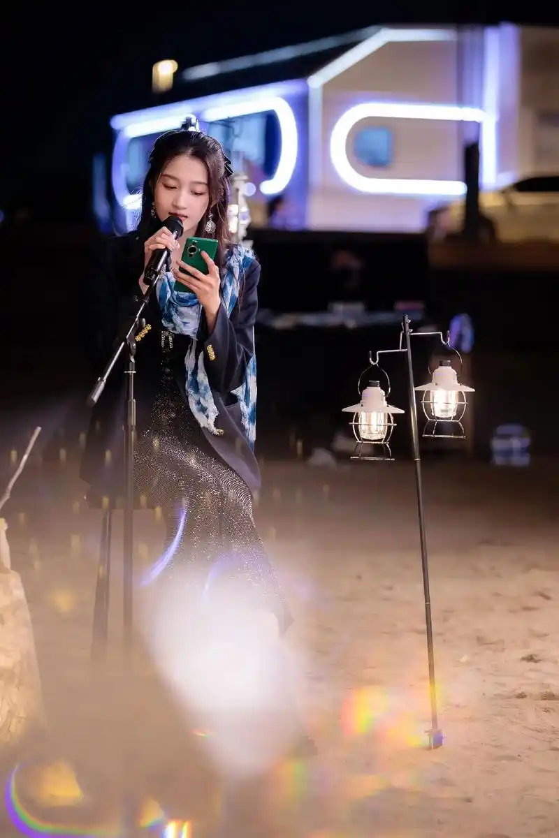 关晓彤把大海捧在手里 #一馔千年 烟台站,与海洋相约～# - 抖音