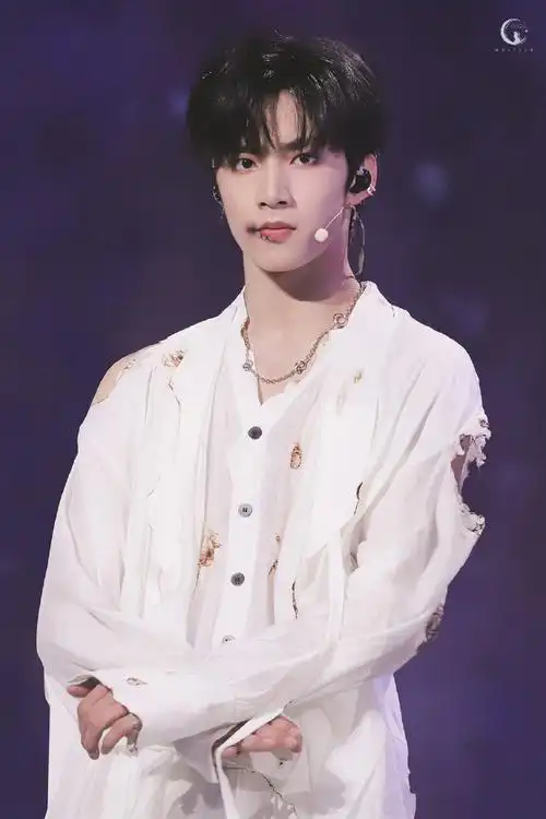 我享受你渴望的每个细节喜欢你偷偷吞口水的喉结@时代少年团-刘耀