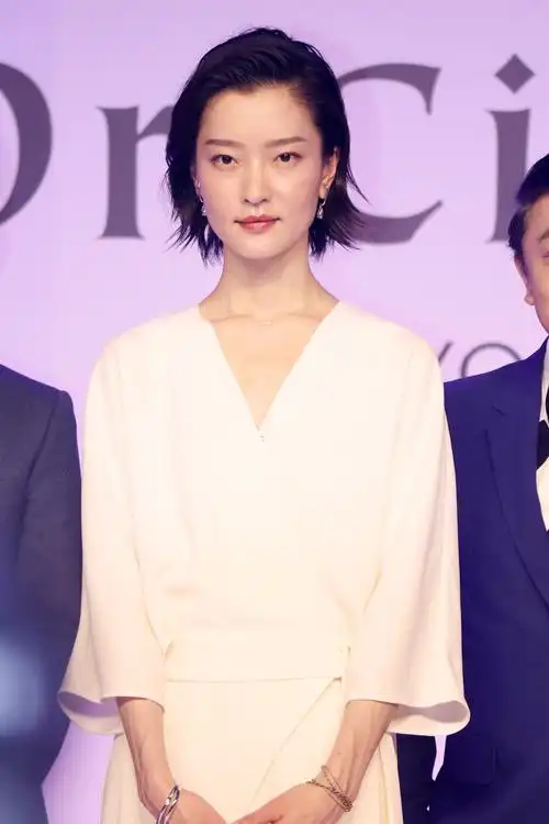 超模杜鹃一袭白衣气质脱俗短发配锁骨抢镜