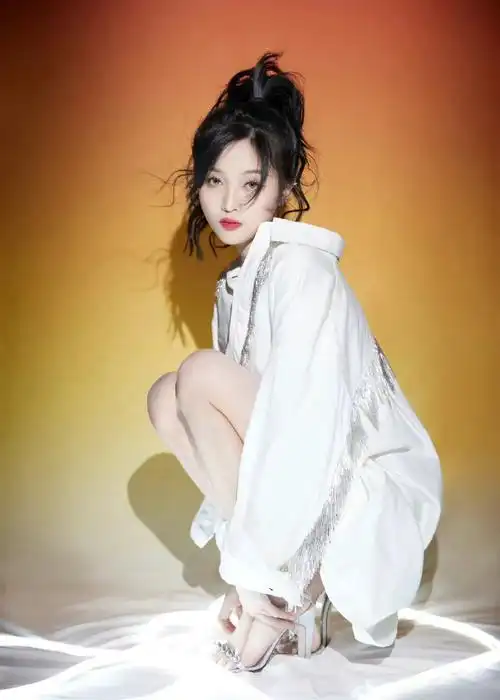 吴宣仪的一字带高跟凉鞋 长腿美jio太绝了#随手拍##街拍##美女##颜值