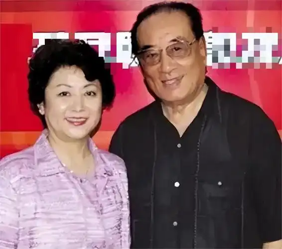 回顾著名演员庞学勤一代人的男神一句承诺照顾患病发妻一生