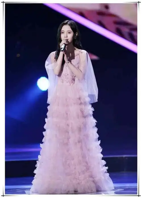 鞠婧祎节目照流出,表情失控现蜂窝下巴,网友:还敢说没整容吗?