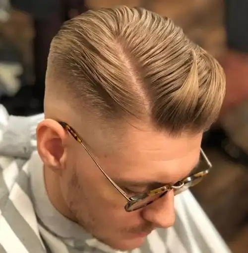 背头短发发型,最经典的款式就是大背头,刘海往后梳理,整个发型非常