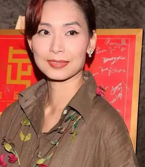 邝美云:从贫民窟女孩到香港女富豪,她说,女人的贵人是自己