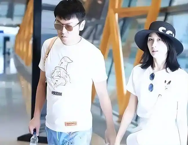 走红后,雷佳音极力保护自己的小家庭,他与妻子都不允许女儿出镜,一来