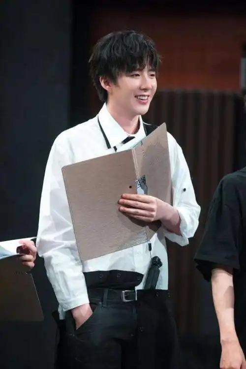 2022年刘宇宁经纪人翻包植入商均可合作