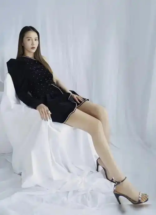 大长腿也是格外抢镜,让许多粉丝都羡慕不已,这样的谭维维也是有点显得