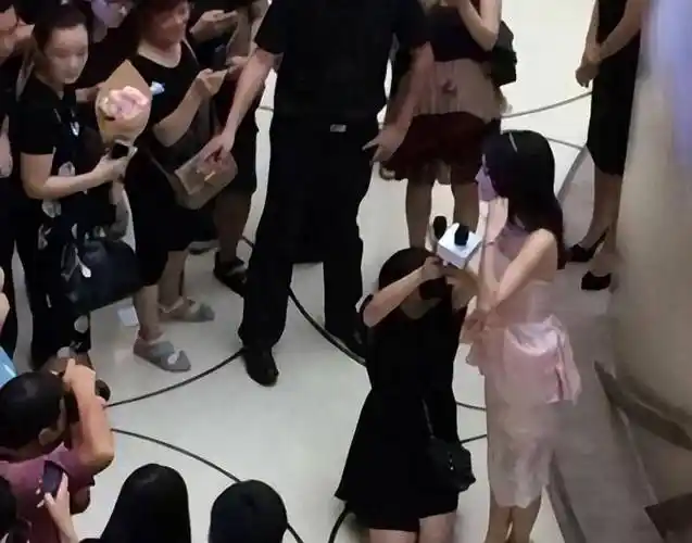 原创助理跪地举高话筒换鞋两人伺候明星的贵族待遇就停不了