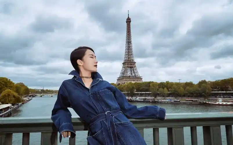 李念时尚甜酷写真图片