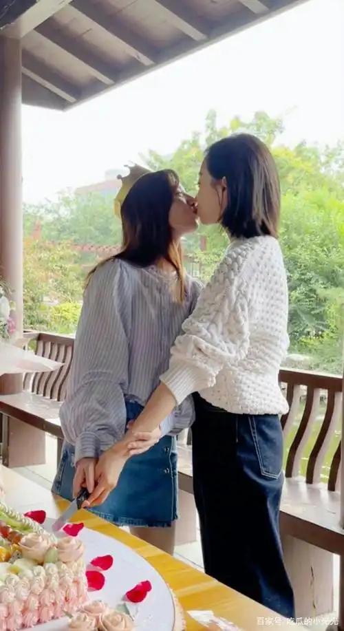 宋茜与王晓晨"亲吻"引起韩国粉丝褒贬不一