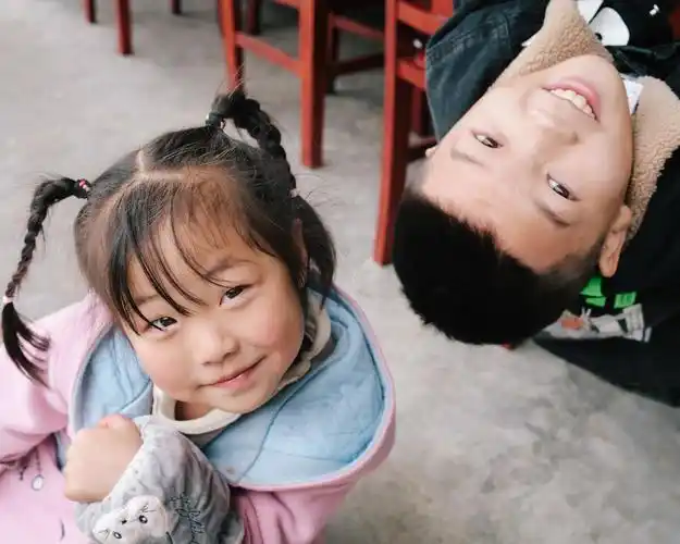 当时我们在一个农家乐等着上菜吃饭,这时候他们家的孩子出来玩,其中