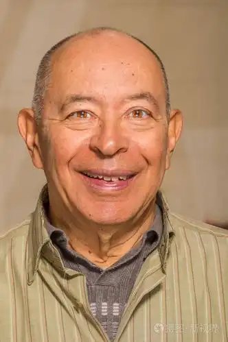 微笑的笑脸成熟的男人在模糊的背景下摆姿势拍照