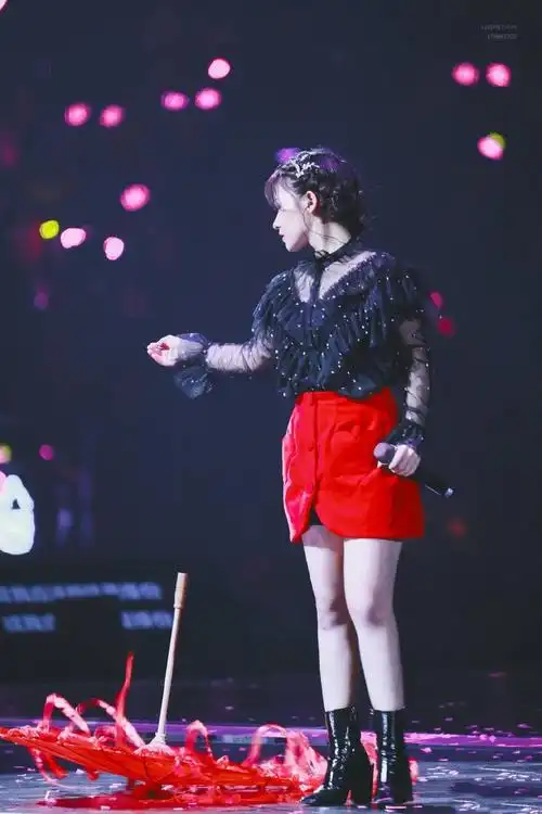 赖美云真好看蕾丝上衣半身裙显身材网友怒赞世界第一可爱