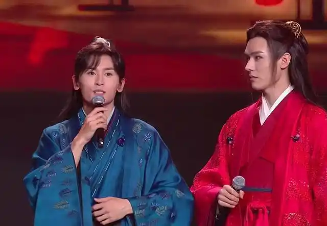 张哲瀚周子舒蓝色衣服图片:这么好看的人啊