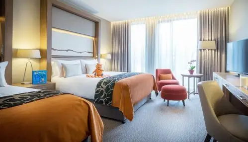 五星级酒店标准间纯色窗帘装修效果图片