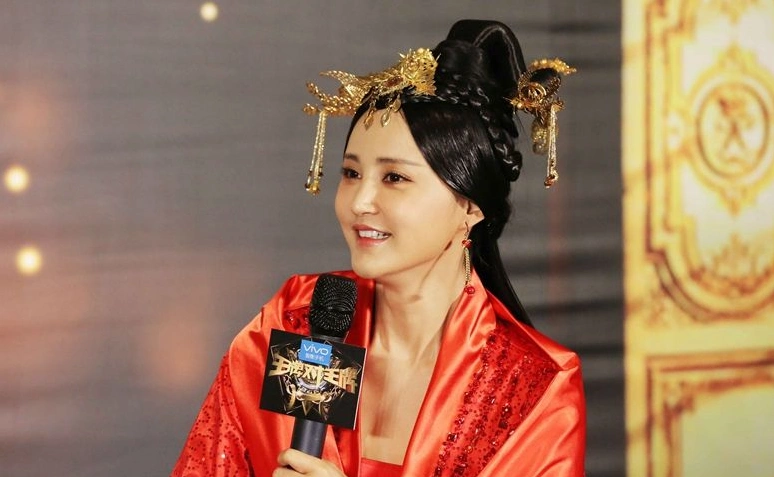 张歆艺穿上古装也是美美的,红色的古装穿在身上更美了