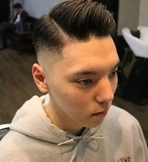 铲青油头发型推荐,两侧的头发推光,让整个发型看起来更加干练,头发