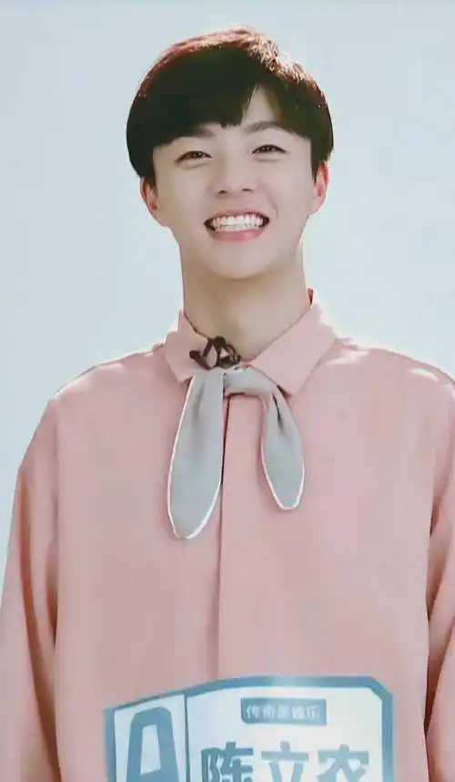 陈立农:一个笑起来眼睛里有星辰大海的可爱大男孩_偶像_嗓音_节目