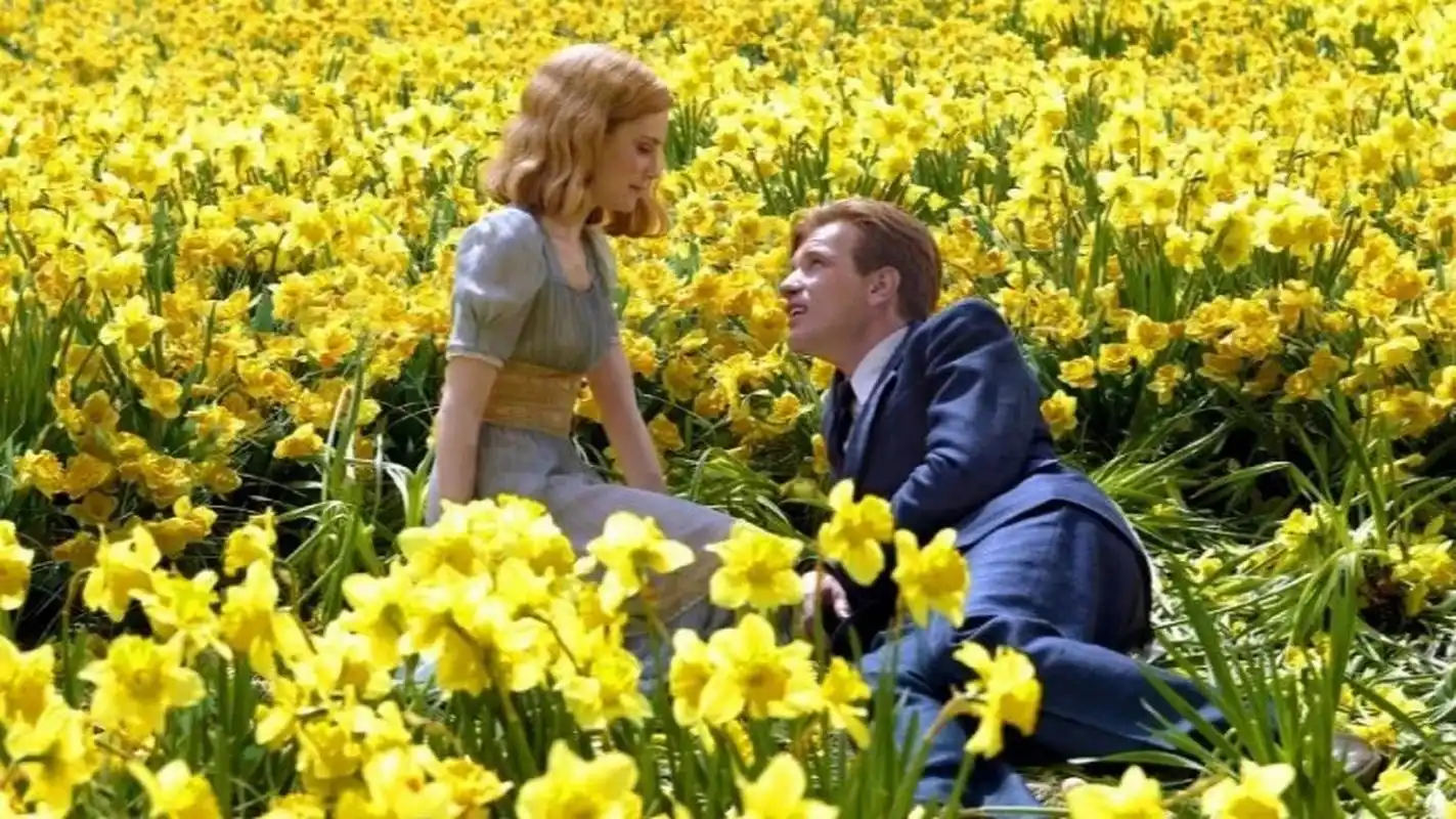 这里有屏嫉木奕,诡异的女巫,永不穿鞋的小镇…在金色的水仙花海下