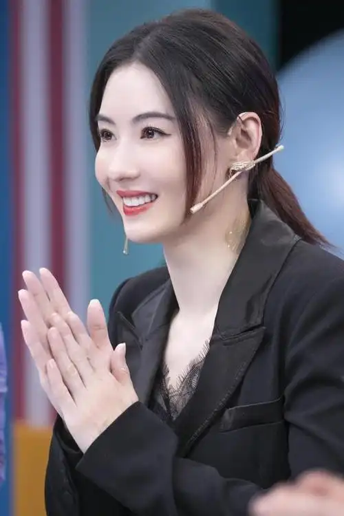 张柏芝打扮(42岁张柏芝穿西装亮相)(1)