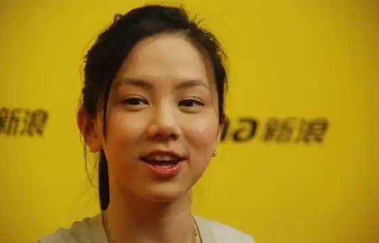 邓紫棋早年照片曝光,素颜依旧秀美,网友:羡慕林宥嘉!