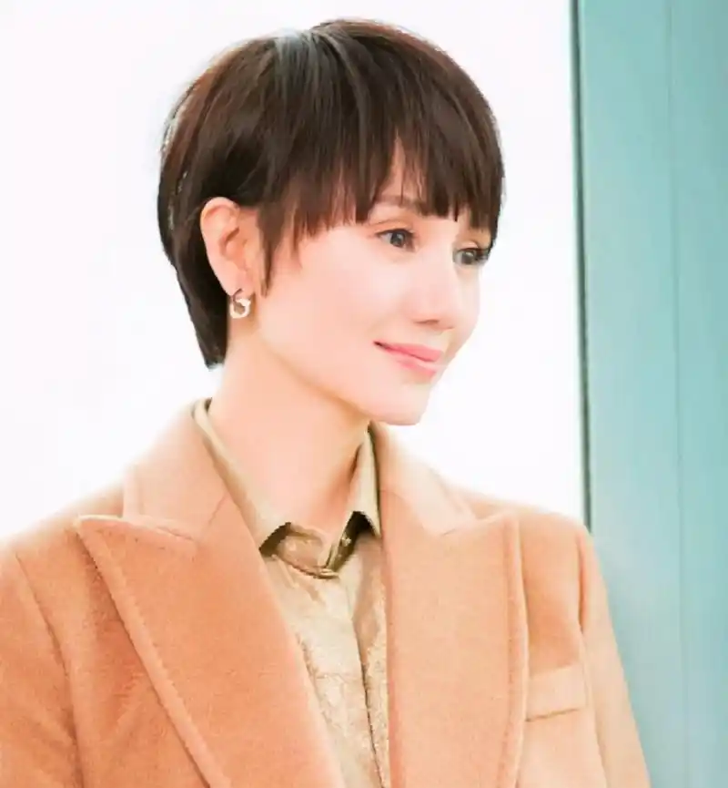 50-60岁的女人,留什么发型显年轻?试试这几款,大气又时髦