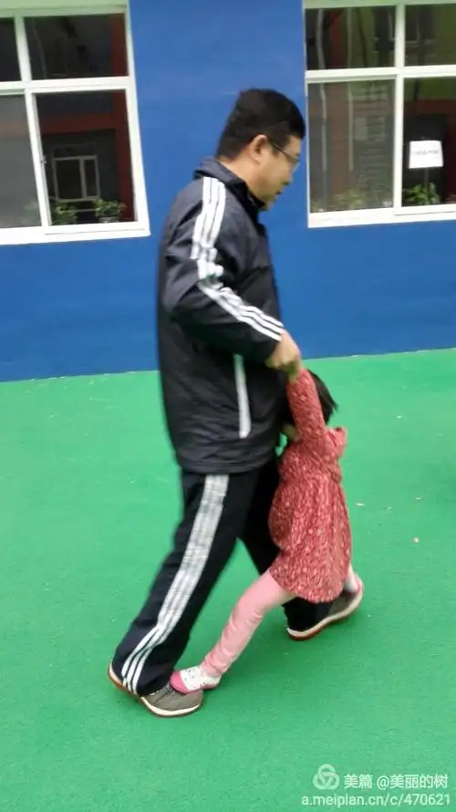 小脚踩大脚.大脚大,小脚小,哈哈