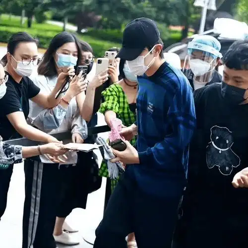 原创邓伦离开三个月近况曝光与家人吃饭被偶遇身边带着两个小孩