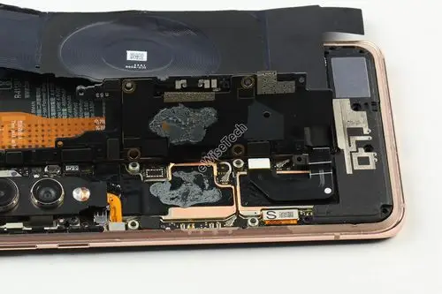 e拆解拆开小米10整体内部布局与iphone略有相同