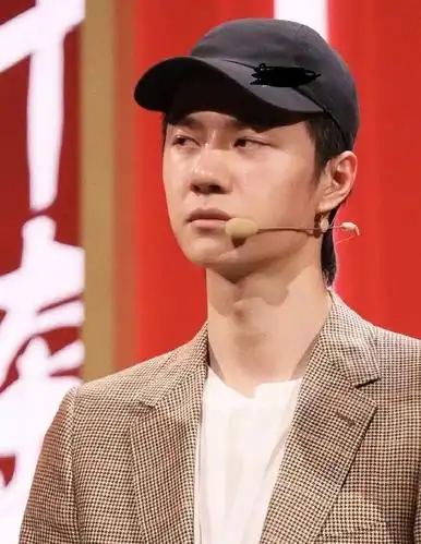 王一博新造型争议大,颜值下滑怪"举铁"?自生图照后再次引脱粉