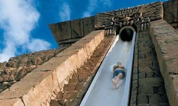 世界上危险的滑梯2秒就从30米高空滑进鲨鱼池深海恐惧者勿进