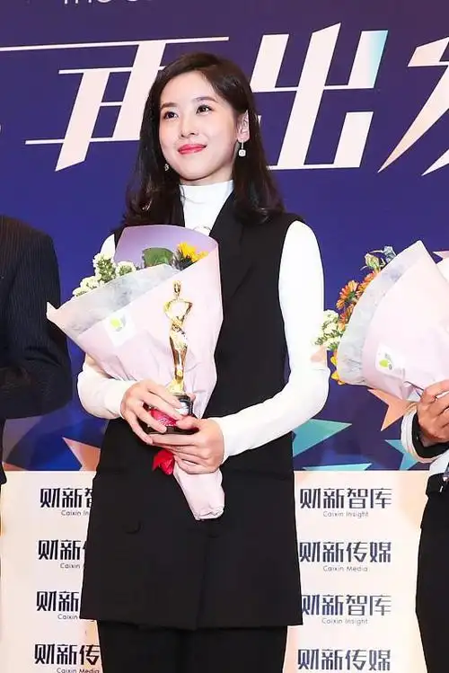 "奶茶妹妹"章泽天很像女强人,黑白简约穿搭,看起来干净利落