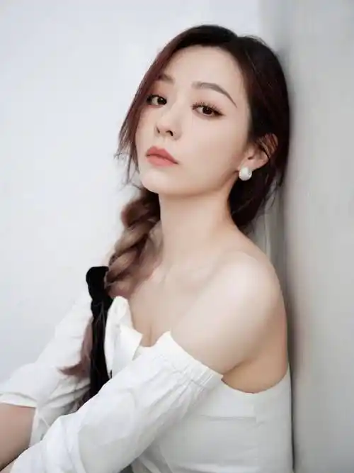 张靓颖以"靓"为名,尽显傲人身材,穿抹胸衣大方展示好身材!