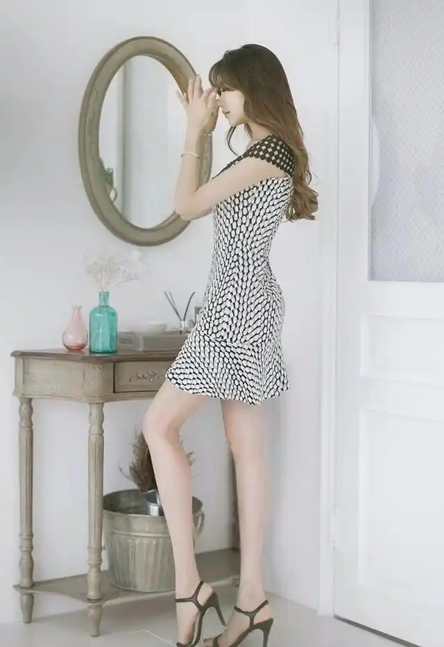 包臀丝袜高跟鞋,美女穿搭连衣裙凸显时尚魅力!