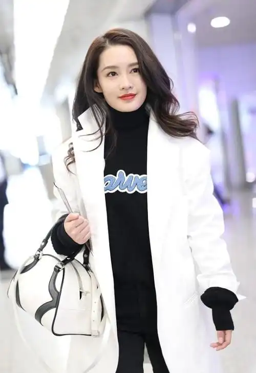 李沁穿条纹西装(李沁真是行走的种草机)(9)