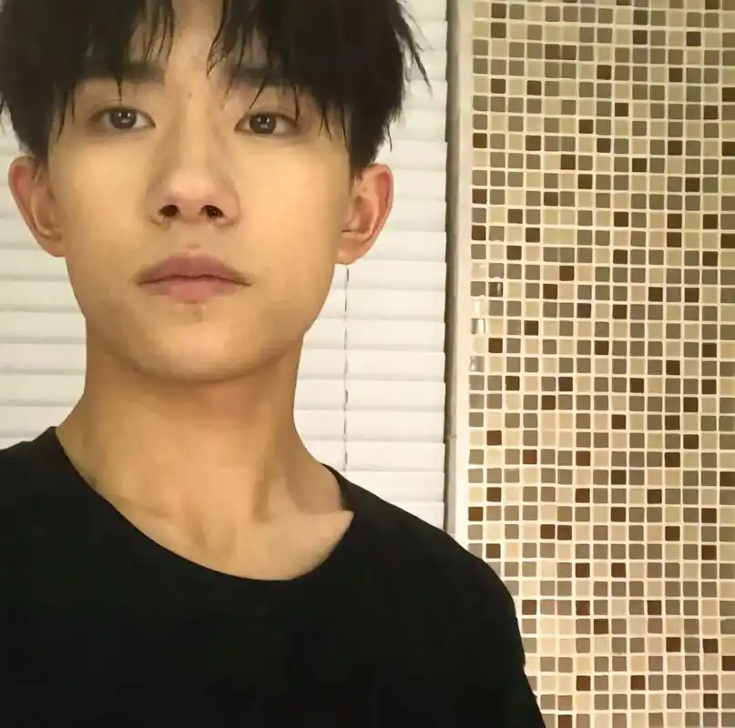 易烊千玺的自拍照 - 抖音