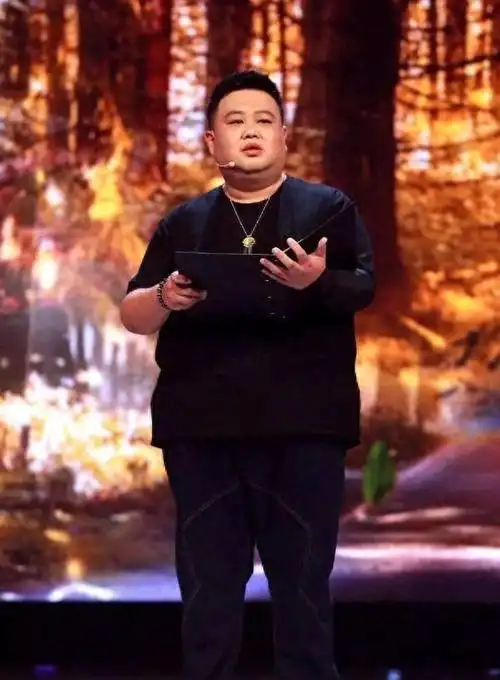 比于谦会玩,孙越当街遛电子狗,豪掷9位数买下一栋办公楼