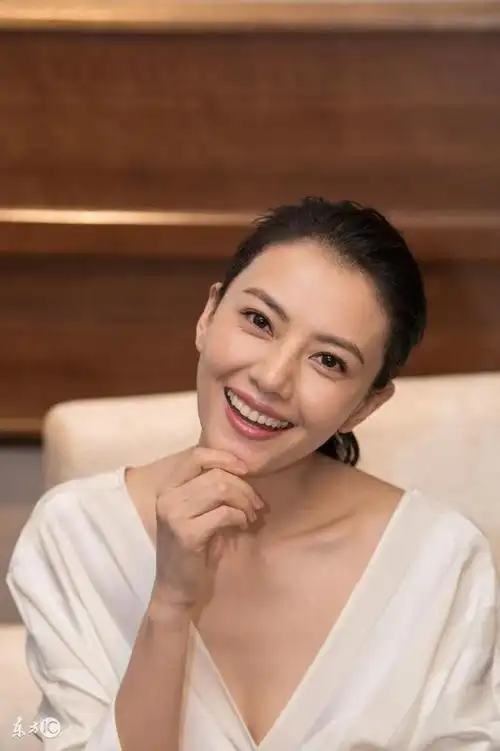 高圆圆最早拍摄广告里的清嘴女孩在许多观众心中烙印下了初恋女神印象