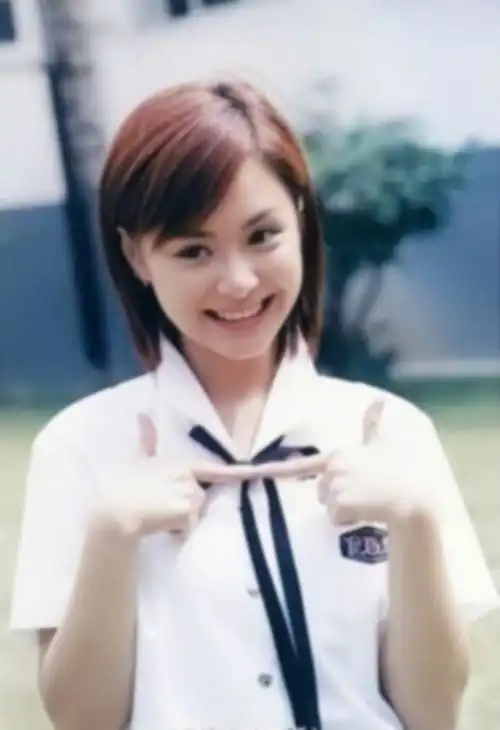 阿娇新节目官宣,晒出高中校服照,青涩的美好