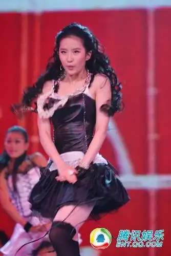 组图:刘亦菲热舞《心悸》 超短裙玉腿性感诱人