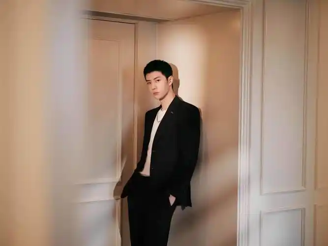 uniq-王一博 一袭简约西装内搭白t,搭配利落短发更衬阳光型格