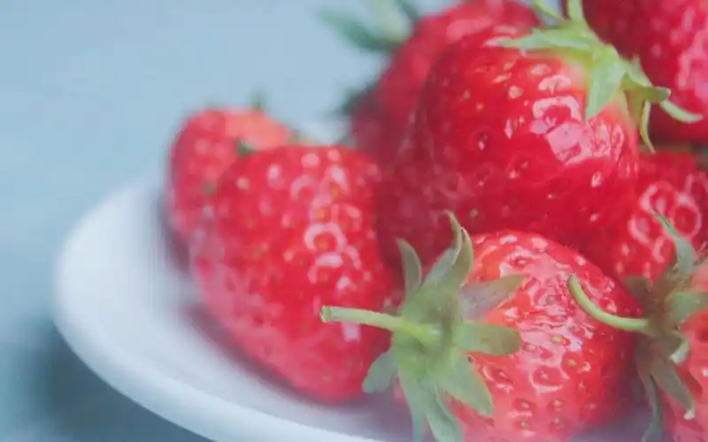 桌面壁纸 高清壁纸 > 实拍小清新草莓日系摄影图片电脑壁纸(1920